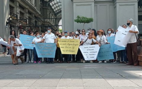 A favor. Decenas de moradores acudieron al Municipio para pedir que dejen los portones.