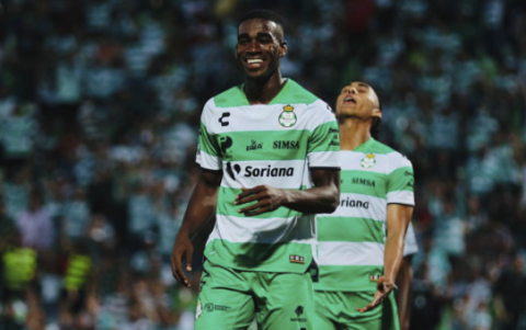 El central ecuatoriano disputó los 90 minutos con el Santos.