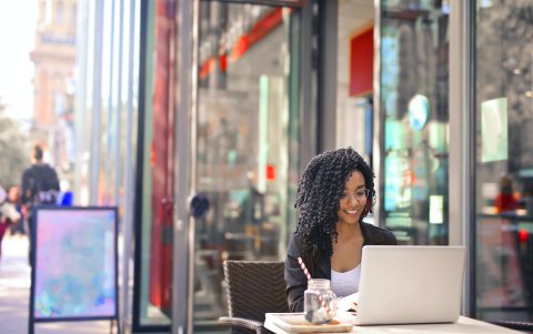 La tecnología es un sostén importante para esta nueva modalidad de trabajo fuera de las oficinas. Es común ahora laborar en una cafetería.