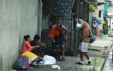 En la 44 y la P, así como en la 42 y la H (suroeste), adolescentes y jóvenes se drogan en calles y veredas.
