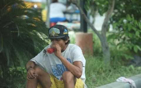 En veredas, calles, parques y en cualquier lado hay personas drogándose.