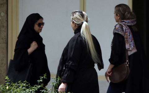 Las autoridades iraníes comenzaron  a aplicar un plan para reimponer el uso del velo