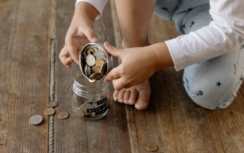 No se trata de ahorrar el dinero que sobra, sino planificar el dinero que se guardará en una semana o mes.