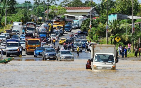 Daños. En menos de dos horas, el crecimiento del río Blanco cubrió parte de la vía E 20 en el cantón Quinindé.