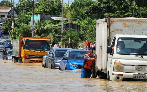 Integrantes de las Fuerzas Armadas y técnicos ayudaron a pasar los vehículos que circularon a la hora del desbordamiento.