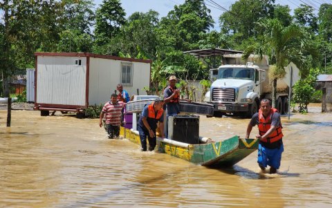 Los enseres de las personas perjudicadas fueron sacadas en canoas.
