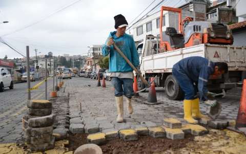 Resquebrajamiento. En la calle de Las Brevas existe el resquebrajamiento de la capa asfáltica.