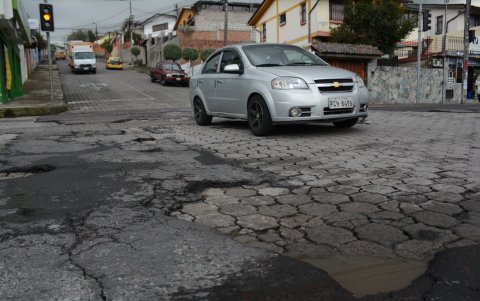 Dificultades. Los automotores deben esquivar las partes afectadas para no dañar sus autos.