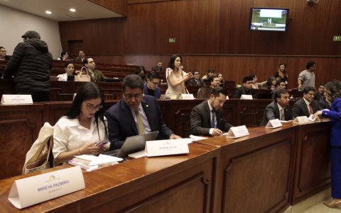 La sesión de Fiscalización inició con unos 15 minutos de retraso porque se cruzó con una sesión del pleno de la Asamblea.