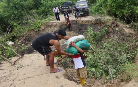 2. Traslados.  Las personas buscan la manera de pasar los víveres. Se hace imposible con lluvia.