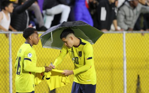 Kendry Páez (d), capitán de la Tri, fue uno de los más solicitados para los autógrafos.