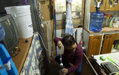 Uso. Fresia Gamboa, vecina del campamento Comité Sagrado Corazón de Jesús, filtra agua con uno de los Bucket Filters entregados por la ONG WATERisLIFE.