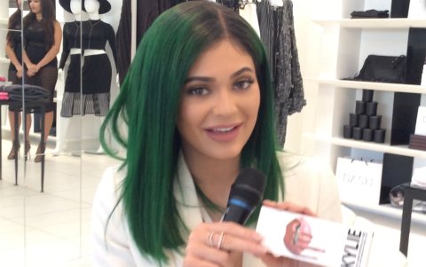 Kylie promocionando sus Kylie Lip Kits en 2015.