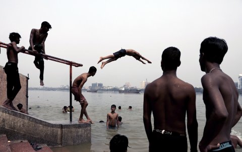 Unos jóvenes se lanzan al agua para refrescarse por el calor