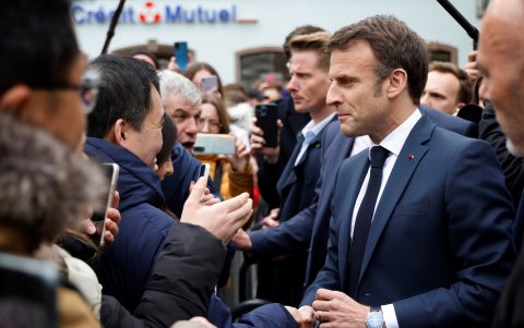 Emmanuel Macron busca llegar a la gente tras su visita en París.