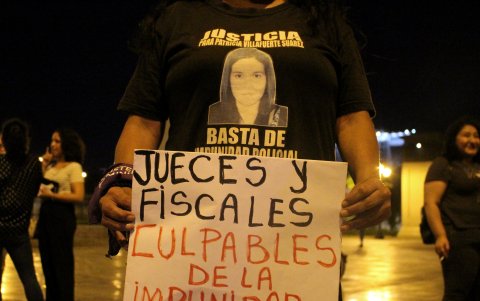 Acto. Mujeres participan de una vigilia por las víctimas de femicidio.