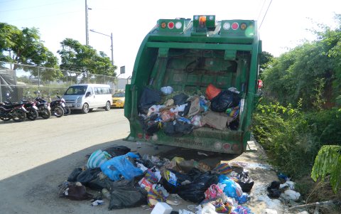 Uno de los tres recolectores que permanecen dañados en el balneario.