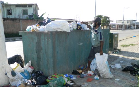 Así permanece la avenida Zenón Macías, en el balneario.