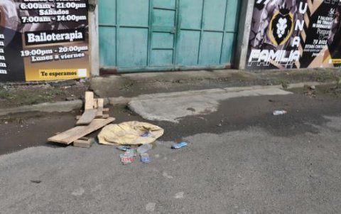 En este gimnasio ocurrió el asesinato de Álex Paredes. El saco que llevaba uno de los criminales quedó botado en la calle