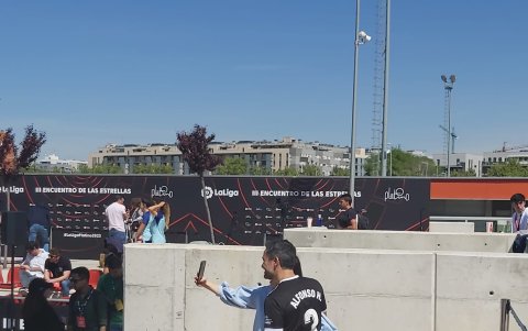 Ana de la Reguera y Poncho Herrera abrazados se toman una foto.