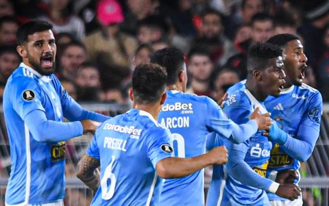 Los jugadores del Sporting Cristal celebrando el gol de Corozo.