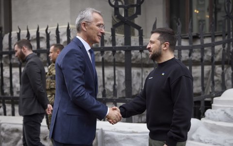 El secretario general de OTAN, Jens Stoltenberg, (izq) saluda con el presidente de Ucrania, Volodír Zelenski.