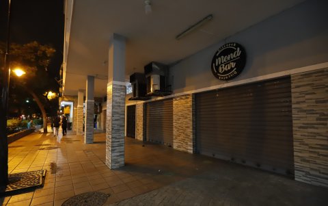 2. Abandono. Algunos han decidido hasta cerrar sus negocios. La poca clientela y la inseguridad hacen que los empresarios dejen la industria de la diversión nocturna.