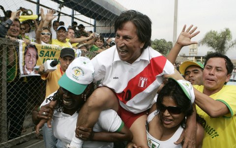 El candidato presidencial y expresidente de Perú Alejandro Toledo (c) es llevado en hombros por sus simpatizantes, el  domingo 27 de marzo de 2011.