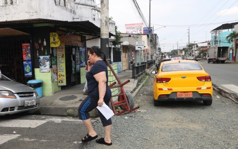 En algunos tramos de la vía exclusiva faltan de concluir trabajos, lo que dificulta hasta la caminata de los transeúntes.