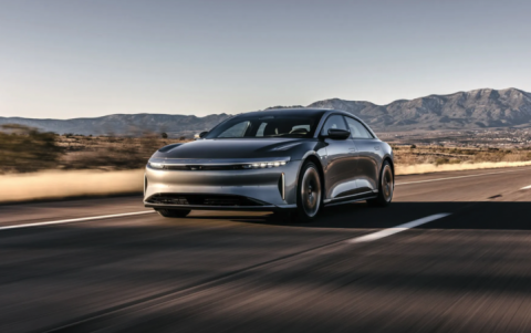 Este auto es ele´ctrico y de diseño sofisticado.