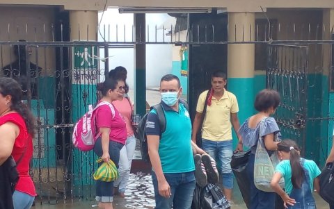 Padres de familia y maestros deben ingresar a una escuela de Salitre en medio del agua para realizar sus actividades.