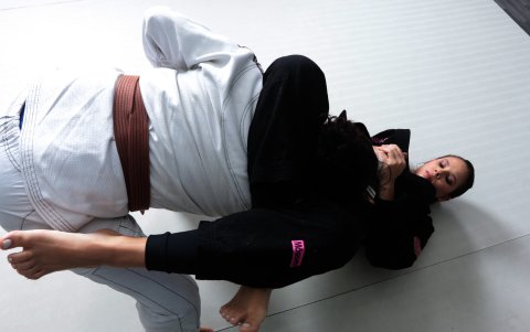 Camila demostrando una de las técnicas de jiu-jitsu-