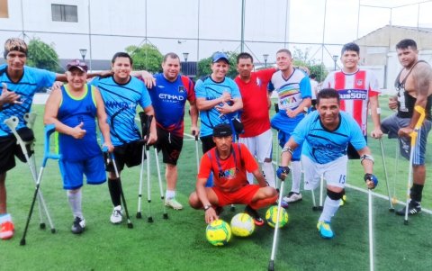 El equipo reunido para un entrenamiento.