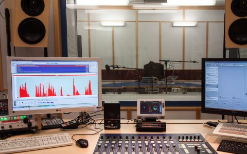 Los transformadores, microondas, sistemas de comunicación, computadoras y telefonía celular son contaminantes electromagnéticos.