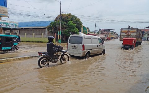 Las calles anegadas dificultaban el tránsito vehicular en Salitre, que está inundado en un 80 %.