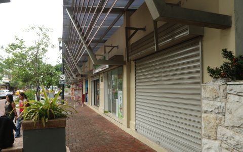 Los locales de la calle Quisquís trabajan con poca clientela. Los del lado de Tungurahua están desolados.