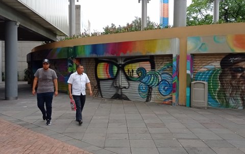 Los locales que están dentro de la Plaza Rodolfo Baquerizo no atienden al público.
