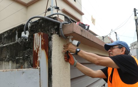 Instalación. Las cámaras que se ponen ahora a casas se conectan con centros de vigilancia, un servicio que dan varias empresas.