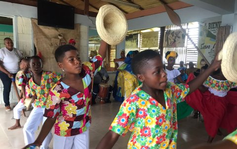 Acto. Uno grupo de niños baila al son de la marimba, vistiendo trajes típicos.