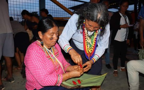 Tradición. Un par de mujeres kichwas manipulan uno de los frutos amazónicos.