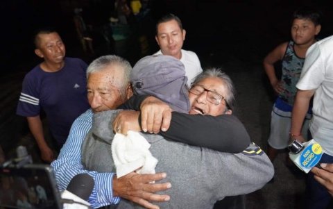Reencuentro. Los padres de uno de los pescadores perdidos en altamar lloran emocionados al verlo sano y salvo tras los 16 días alejado de casa.