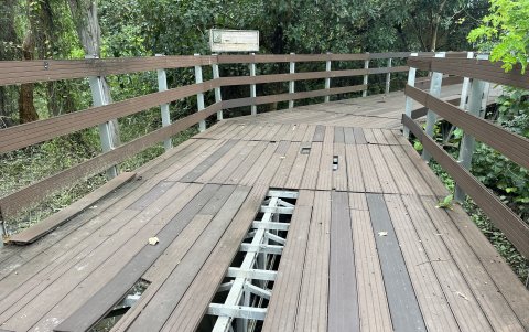 Deterioro progresivo. El daño es constante y cada vez hay más huecos a lo largo de esta ruta desde Guayaquil a la isla.