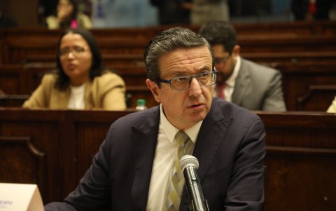 El exprocurador General del Estado, Íñigo Salvador, acudió el 21 de abril a rendir testimonio ante Fiscalización.