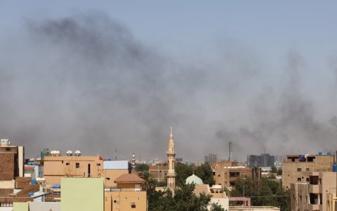 Columnas de humo, durante los ataques de los paramilitares en Sudán.
