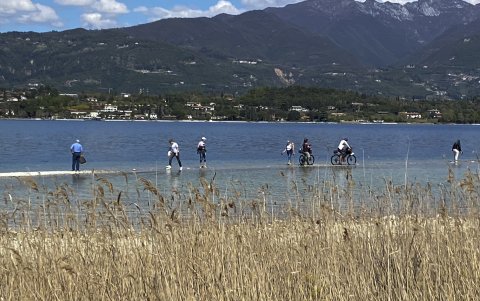 Vista del Lago de Garda, en el norte de Italia entre los Alpes y la llanura padana, también conocida como valle del Po.