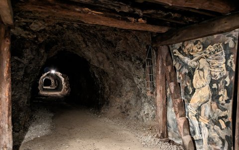 Fotografía del interior del El túnel, abierto por la antigua mina de Acosta que inició sus trabajos en 1727.