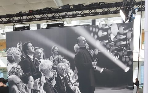 Afiche en el que aparece Pedro Almodóvar.