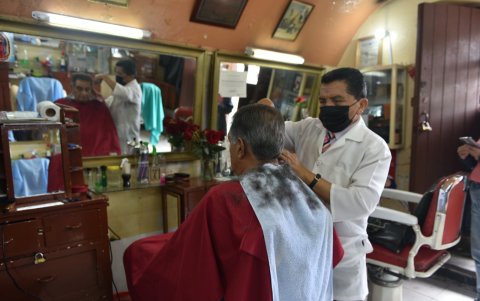Estilo. Clara Salazar, hija de don Alfredo, es la última de una generación de peluqueros.