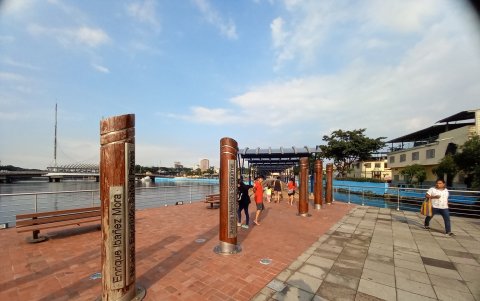 Los parques lineales junto al estero Salado forman parte de los espacios públicos que requieren mantenimiento y recuperación.