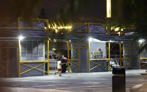 De los tres negocios que funcionan dentro de la plaza, solo se observa a uno abrir sus puertas al público, en la noche.